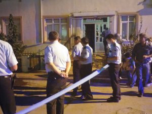 Kaldırımda otururken mermi isabet eden kişi öldü