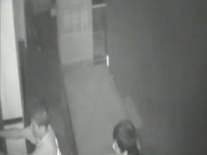 Çocuk hırsızlar güvenlik kamerasına yakalandı