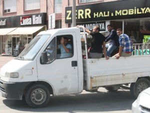 Kamyonet kasasında tehlikeli yolculuk