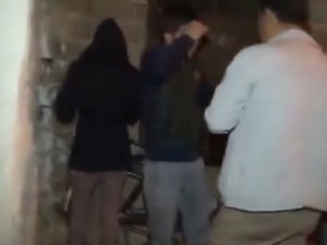 Eroin içmeye hazırlanan gençleri yakaladı