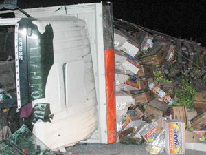 Devrilen kamyon yolu trafiğe kapattı