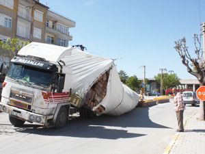 Virajı alamayan makarna yüklü çekici yan yattı