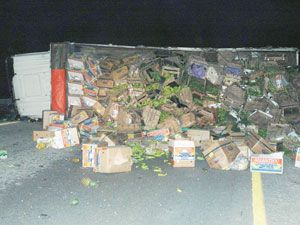 Devrilen kamyon yolu trafiğe kapattı