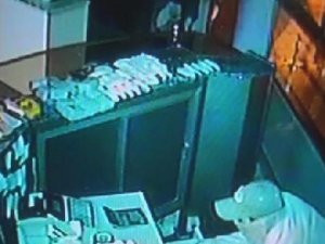 Maskeli hırsız, borç defterini inceledi