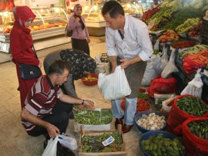 Turşu kuracaklar pazara akın ediyor