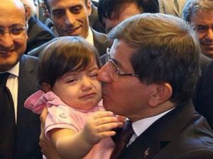 IŞİD'den kurtulan Ela bebek Davutoğlu'nun kucağında