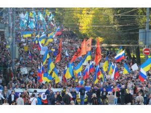 Moskova’da Binlerce Kişi Ukrayna’da Barış İçin Yürüdü