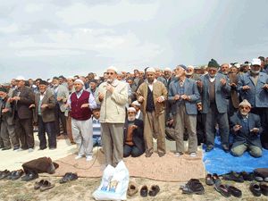 Karapınarlı çiftçiler yağmur duasına çıktı