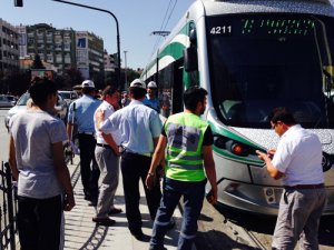 Konya'da tramvayın çarptığı yaya yaralandı