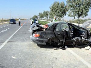 Karşı şeride geçen otomobil 3 ağacı devirdi: 5 yaralı