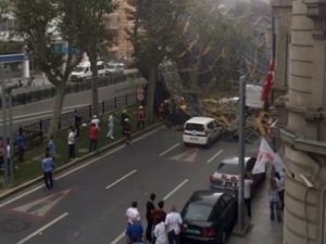 Taksim'de fırtına! İnşaat iskelesi çöktü!