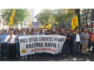 İzmir’de Öğretmenler İş Bırakarak Eğitim Politikalarını Protesto Etti