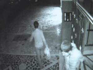 Ayakkabı hırsızları güvenlik kamerasına yakalandı