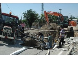 İçme Suyu Borusu Patladı, Caddede Dev Çukur Oluştu