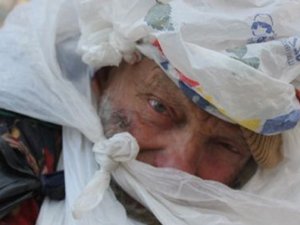 Poşetli dede hayatını kaybetti