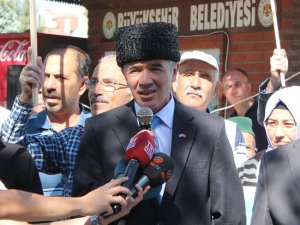 'Aç yaşarız ama inancımızı aldırmayın'