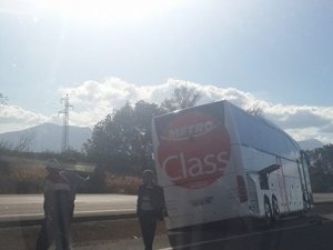 Yolcu otobüsü orta refüje çıktı