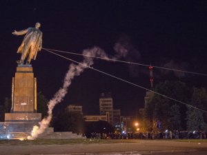Ukrayna'da dev Lenin heykeli yıkıldı