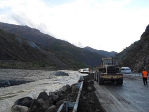 Heyelan Sonucu Yol Ulaşıma Kapandı