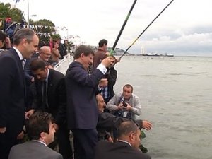 Davutoğlu sahilde balık tuttu