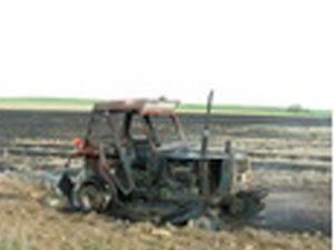 Anız yakmak isterken traktörü yandı