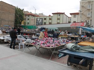 Seyyar tezgahlar İplikçi Otoparkı'nda