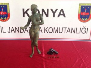 Bagajdan bronz kadın heykeli çıktı