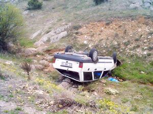 Otomobil dereye uçtu: 2 yaralı