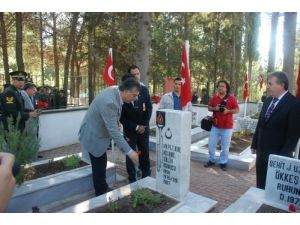 Protokol Üyeleri Şehit Kabirlerini Ziyaret Etti