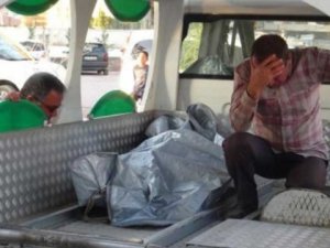 Anne ile İkiz Kızları Öldürüldü