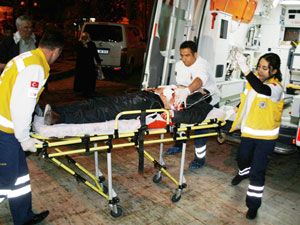 Bakkaldan evine giderken bıçaklandı