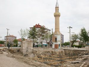 Karaman'da yeni camiye eski minare