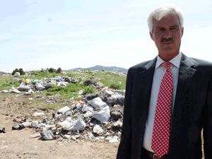Gölet çevresindeki çöplük kaldırılıyor