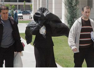 Büyücü kadın “Eşini bağlarım” diyerek kandırdı