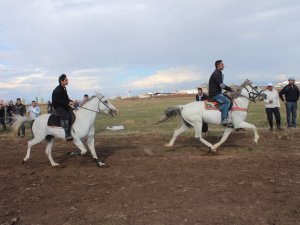 Rahvan at yarışları nefes kesti