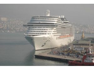 İzmir'de Kruvaziyer Bereketi: Dört Gemi 13 Bin Yolcu Getirdi
