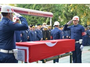 Şehit Babalarını Ellerinde Oyuncak Polis Arabası Ve Topla Uğurladılar