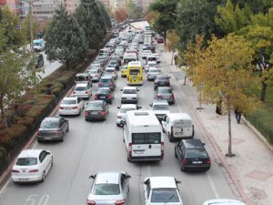 Adalhan'da su borusu patladı trafik kitlendi