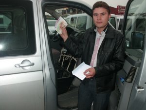 Satın aldığı araçta bulduğu paranın sahibine ulaştı