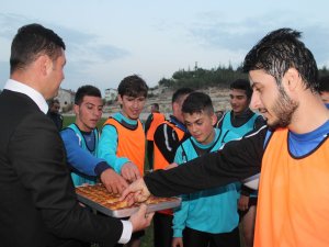 Başkan Özaltun’dan futbolculara baklava ikramı