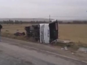 Polisleri taşıyan otobüs devrildi