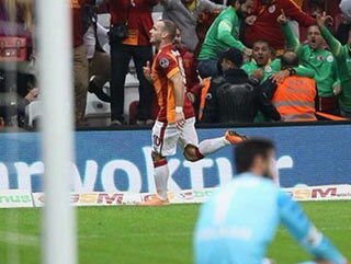 Sneijder: Volkan'ı doğru zamanda cezalandırdım