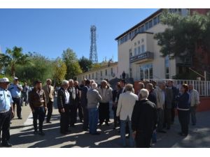 Yolsuzluğun Kapatılmasına Siyah Çelenkli Protesto