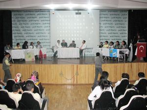 Münazara yarışmasında büyük çekişme yaşandı