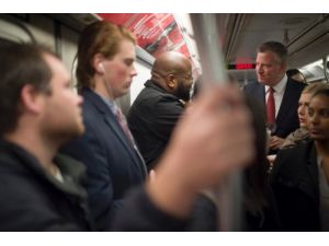 New York Belediye Başkanı Blasio, Ebola Paniğini Azaltmak İçin Metroya Bindi