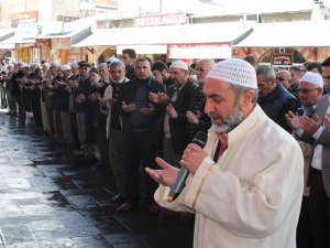 Konya'da Azam için  cenaze namazı