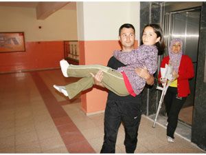 Ayağı kırılan öğrenci sınava kucakta getirildi