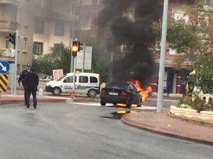 Işıklarda bekleyen otomobil tamamen yandı