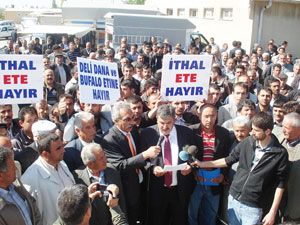 Besiciler yol kapattı
