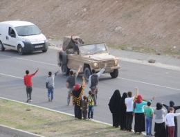 Peşmergelere yol boyunca sevgi gösterisi